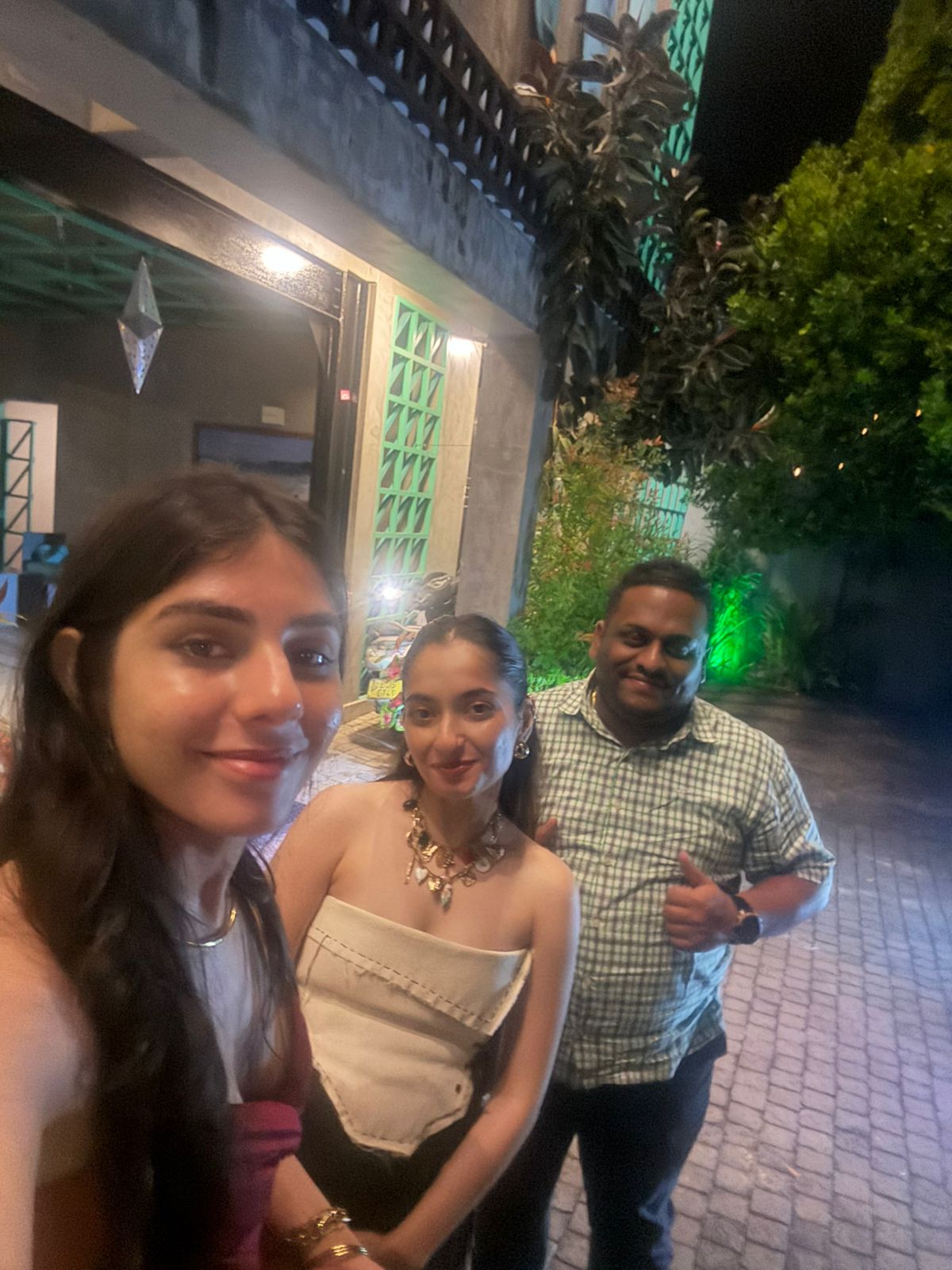 Happy travelers in Sri Lanka